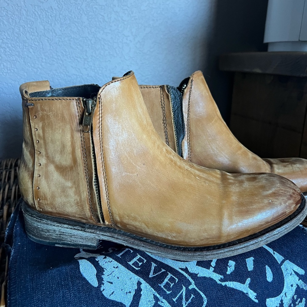Freebird Men’s tan boots size 10.  Worn maybe 3 times!
